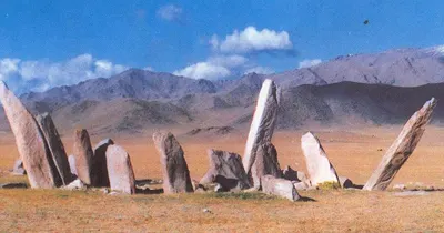 Шатар чулууны буган хөшөө бүхий дурсгал — зураг 1