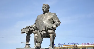 Юмжаагийн Цэдэнбалын хөшөө — зураг 1