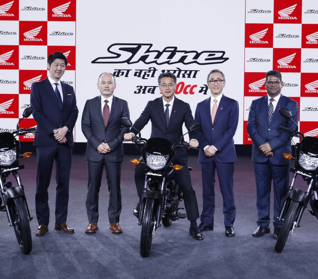 HMSI Top Management with the new Honda Shine 100