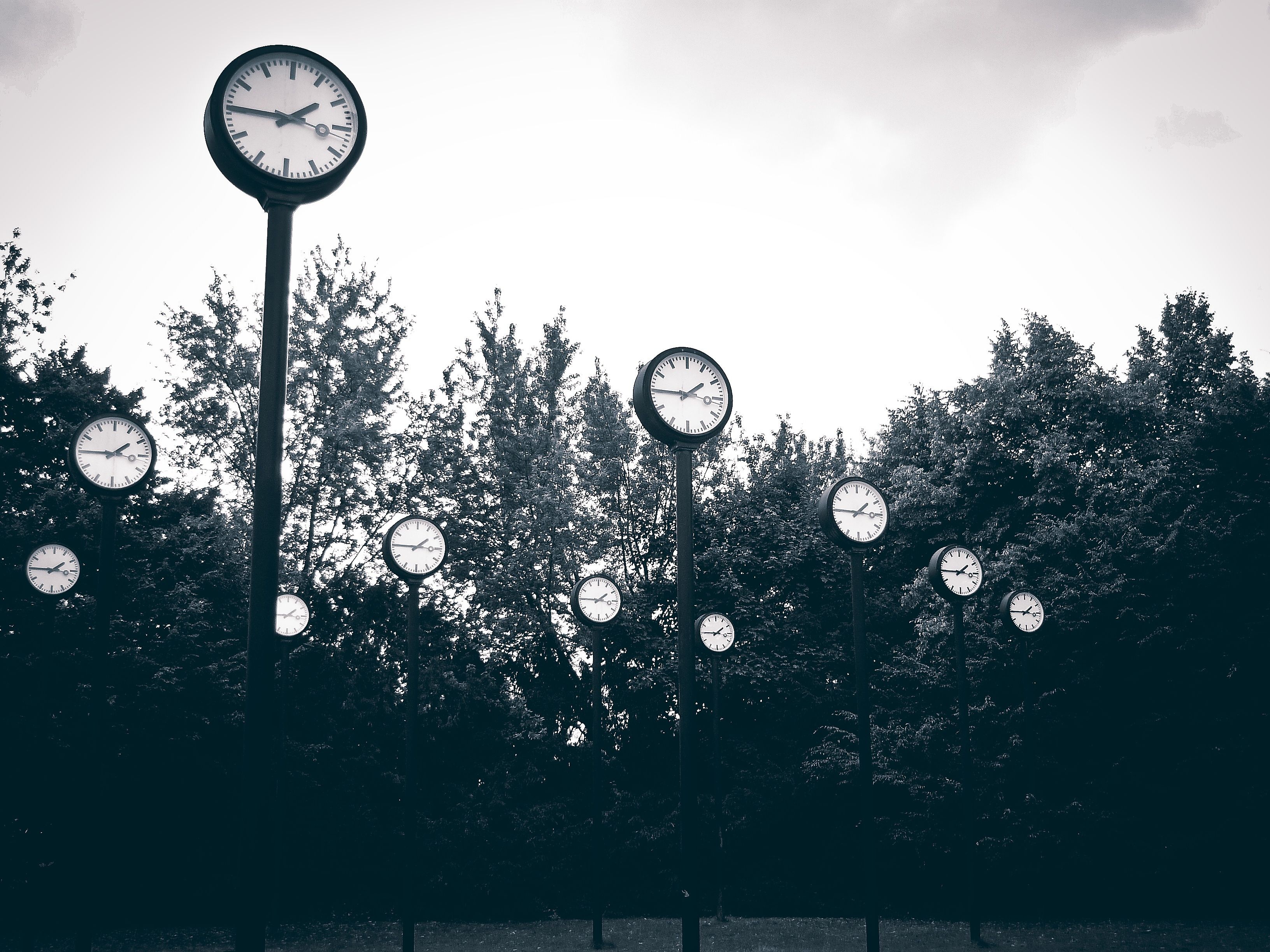 Klepsydra i abstrakcyjne zegary symbolizujące Temporal API