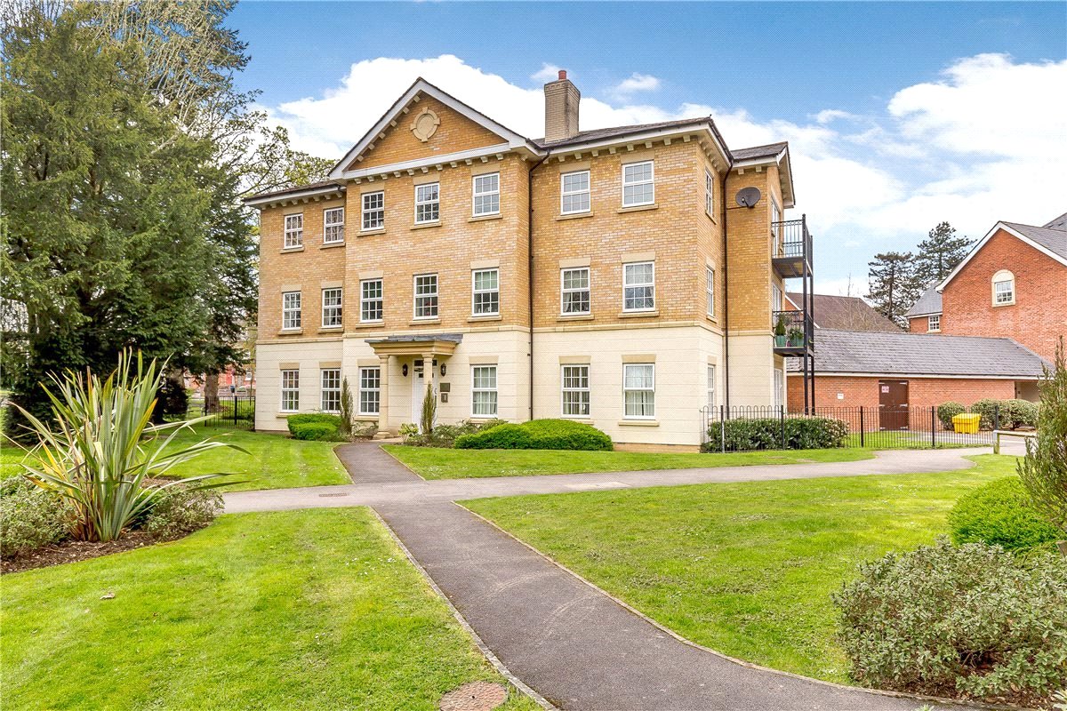 2 bedroom Flat, Old College Road, Newbury, RG14 - Available