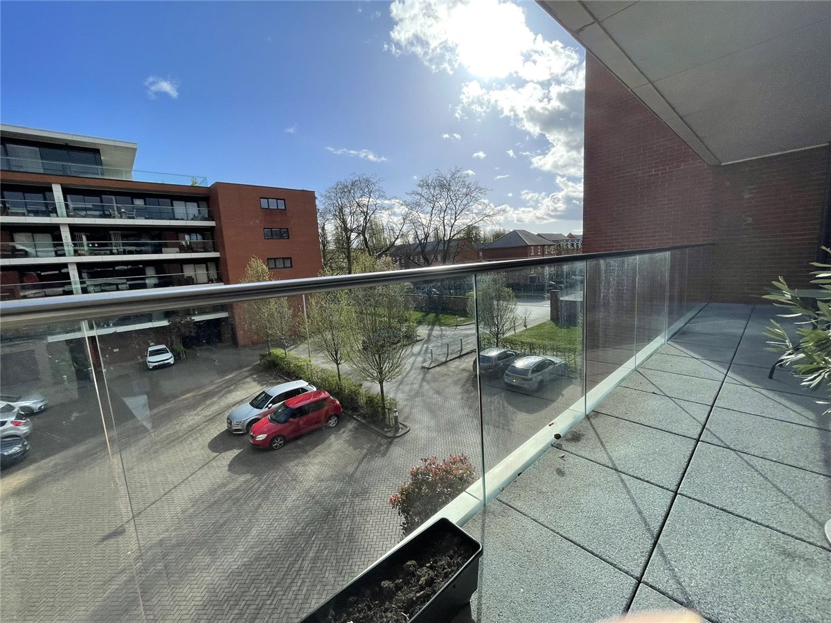 2 bedroom Flat, Racecourse Road, Newbury, RG14 - Available, Image 9