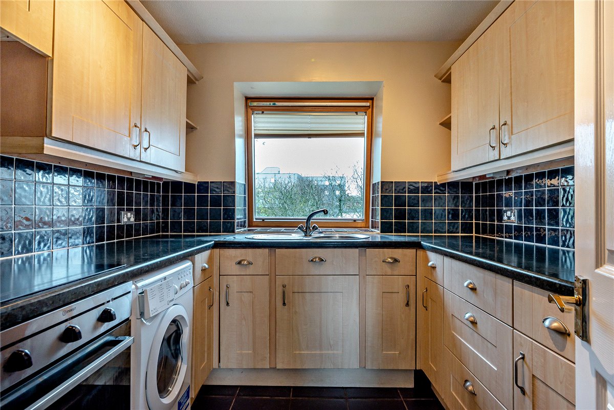 2 bedroom Flat, Victoria Gardens, Newbury, RG14 - Sold STC, Image 5