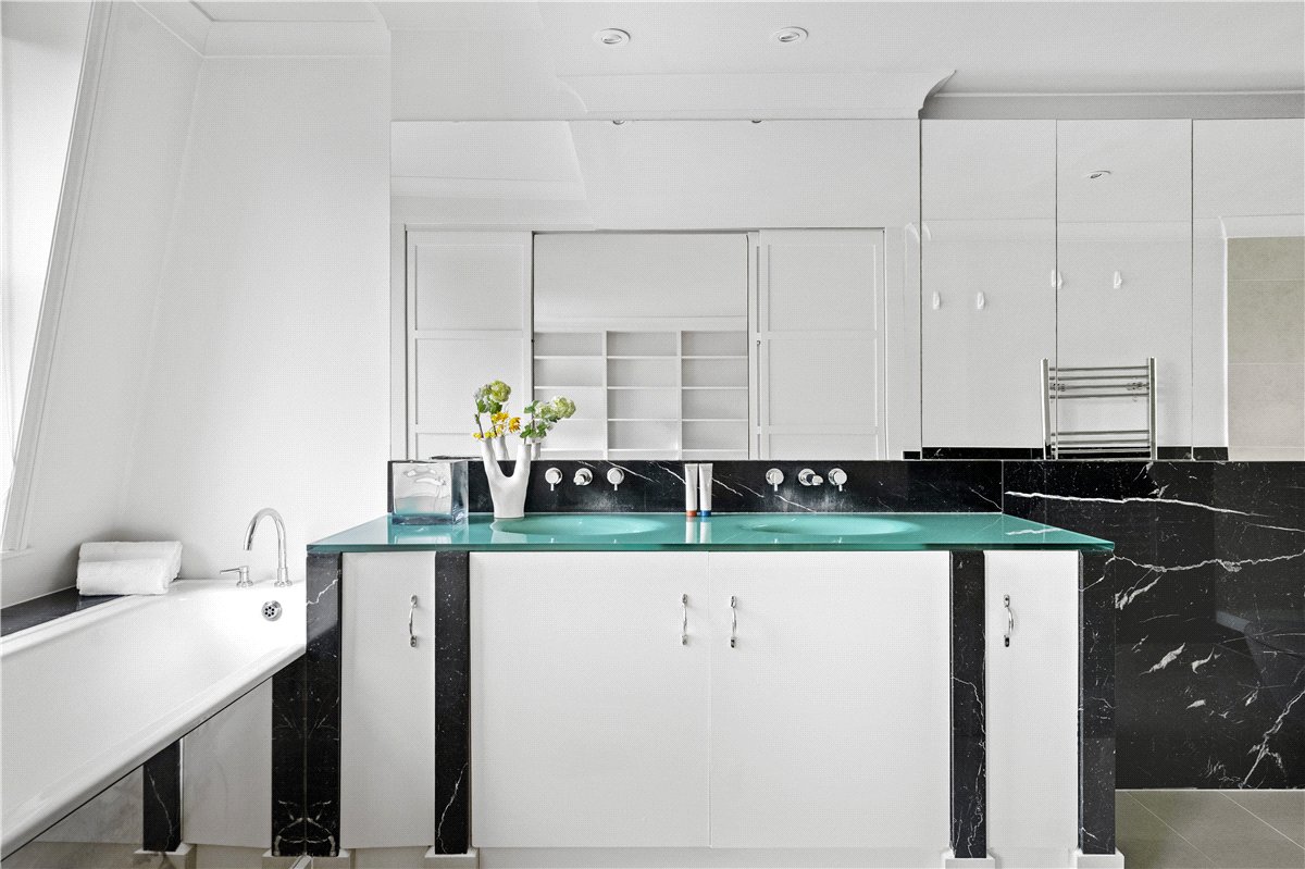 3 bedroom Flat, Cadogan Square, Knightsbridge, SW1X - Available, Image 15