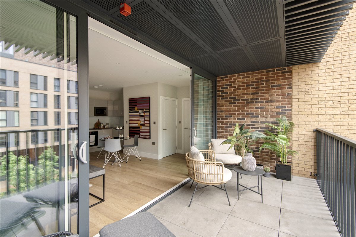 2 bedroom Flat, Greyhound Parade, Wimbledon Grounds, London, SW17 - Available, Image 3