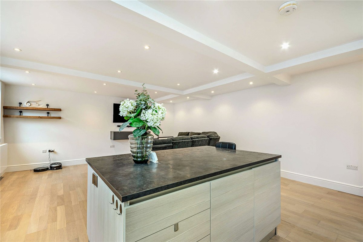 2 bedroom Flat, Northbrook Street, Newbury, RG14 - Available, Image 6