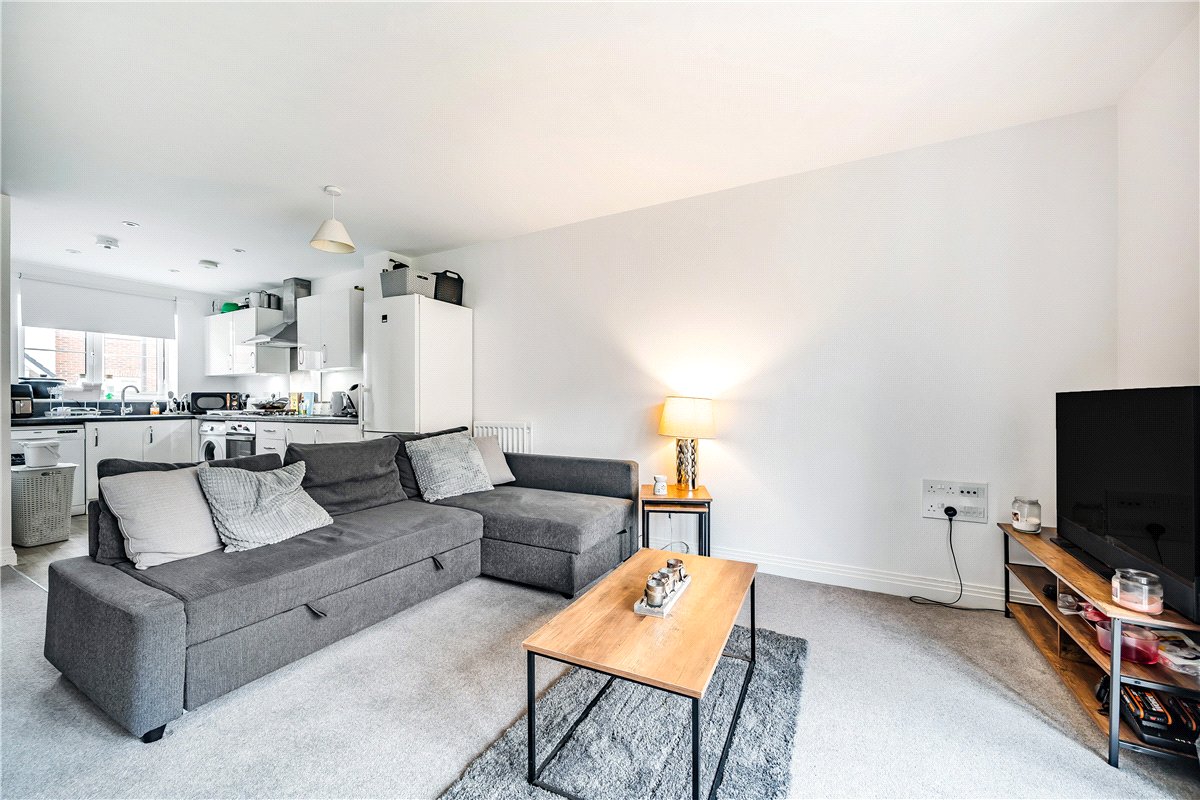 2 bedroom House, Rome Avenue, Aylesbury, HP21 - Let Agreed, Image 2
