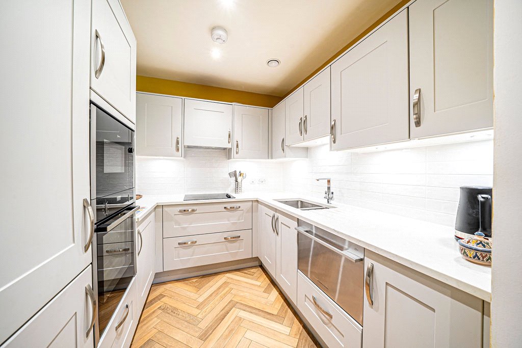 2 bedroom Flat, Holts Court, Sarum Road, SO22 - Sold, Image 6