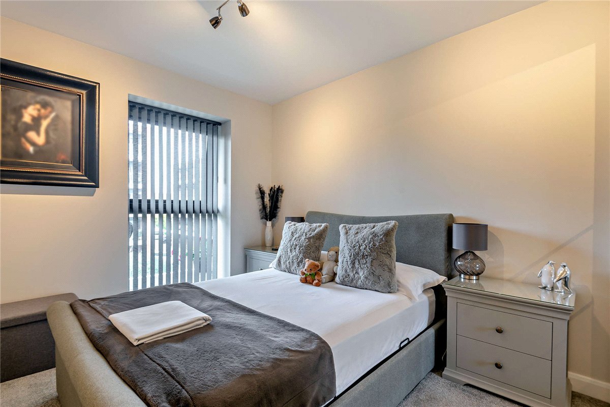 2 bedroom Flat, Racecourse Road, Newbury, RG14 - Available, Image 6