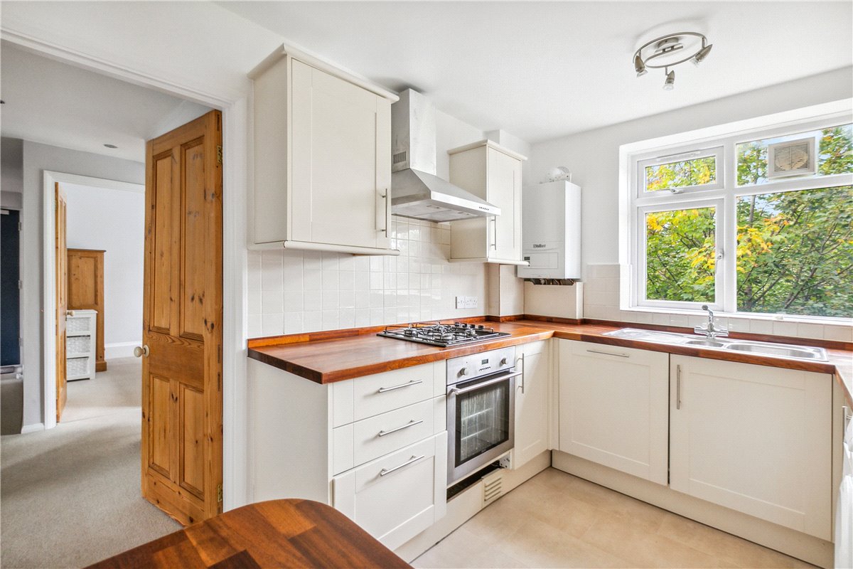 3 bedroom Flat, Rosehill Road, London, SW18 - 