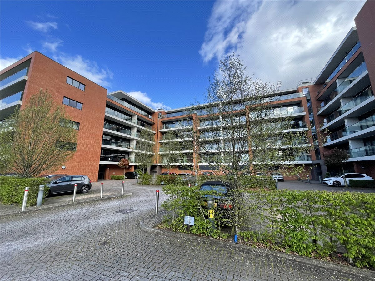 2 bedroom Flat, Racecourse Road, Newbury, RG14 - Available
