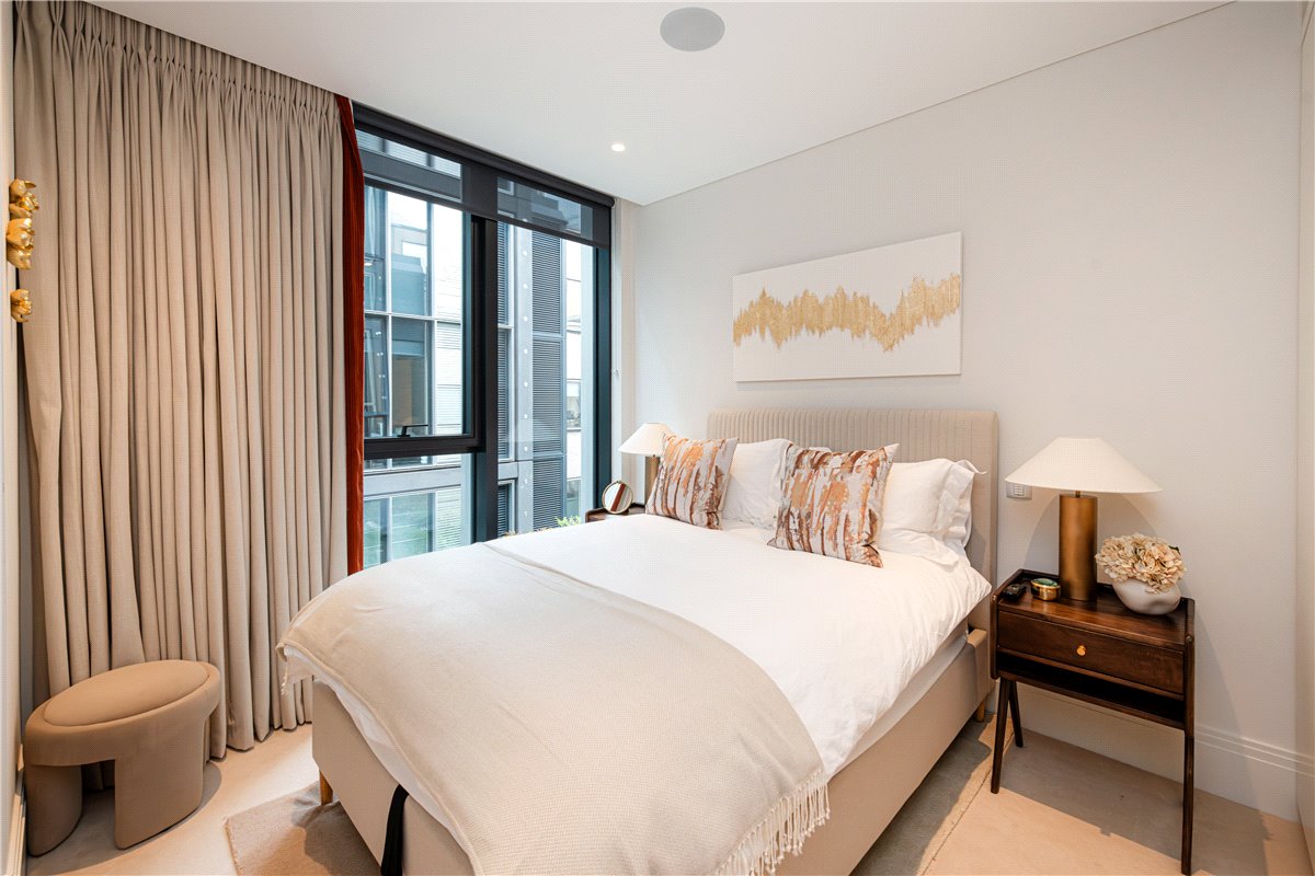 3 bedroom Flat, Cork Street, Mayfair, W1S - Available, Image 20