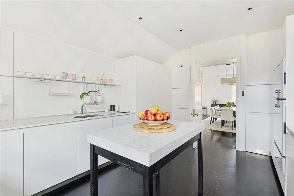 3 bedroom Flat, Pont Street, Knightsbridge, SW1X - Available, Image 4