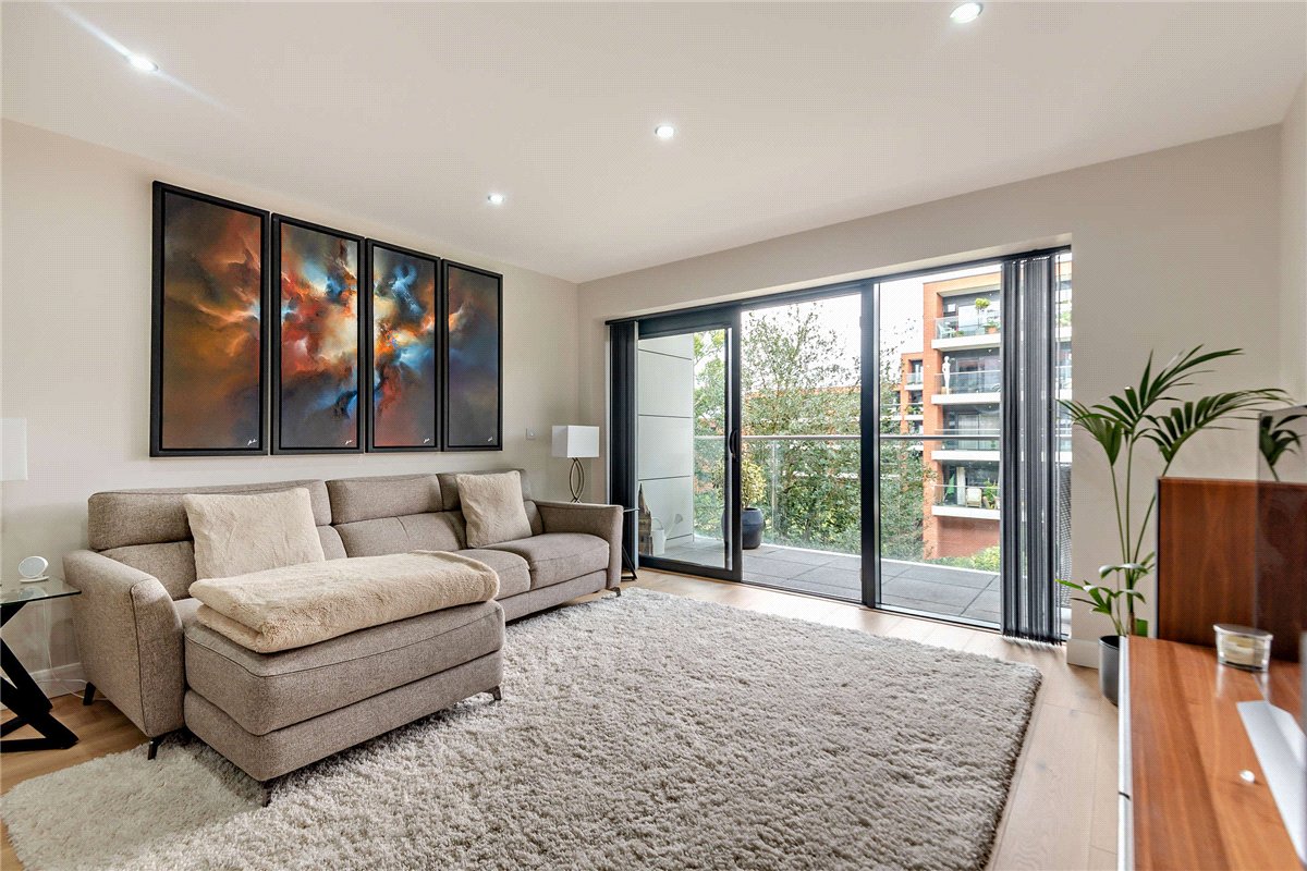 2 bedroom Flat, Racecourse Road, Newbury, RG14 - Available, Image 2