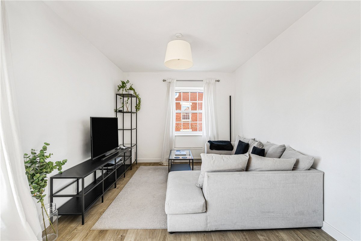 2 bedroom Flat, Thenford Way, Banbury, OX16 - Let Agreed, Image 2