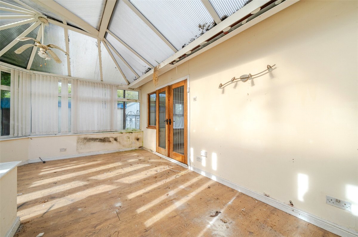2 bedroom Bungalow, Chester Road, Preston Brook, WA7 - Available, Image 2