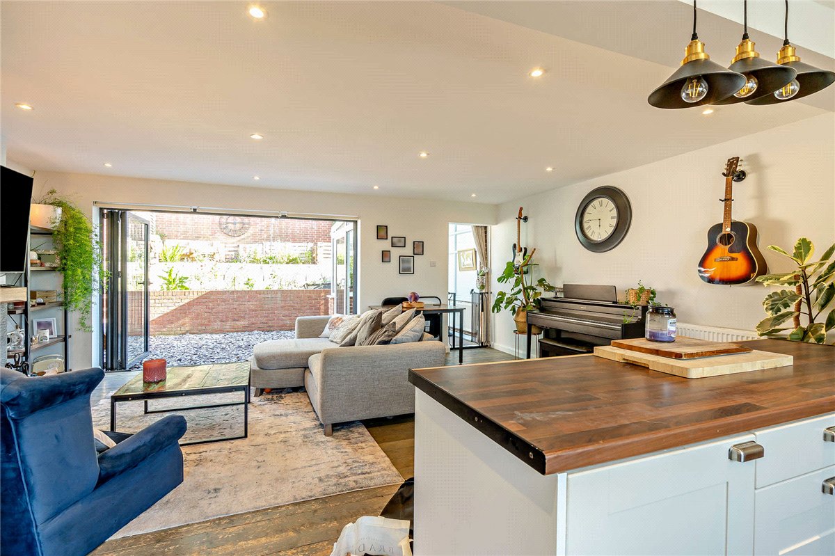 3 bedroom House, Anchor Road, Kingsclere, RG20 - Available, Image 3