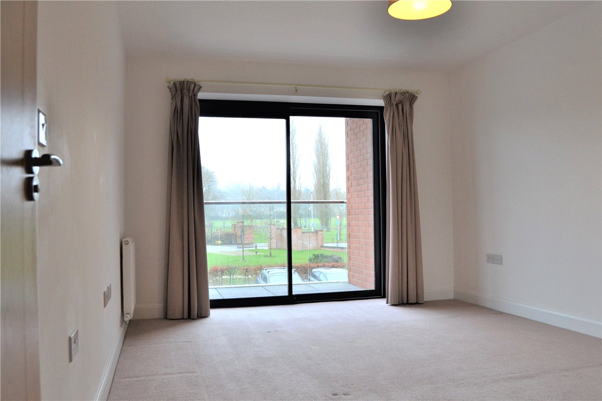 2 bedroom Flat, Racecourse Road, Newbury, RG14 - Available, Image 3