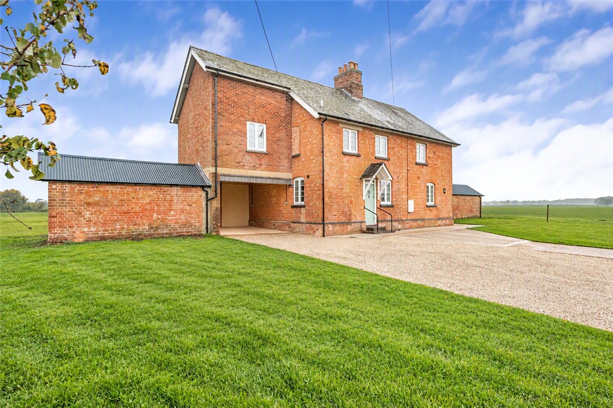 4 bedroom House, Ardley Road, Middleton Stoney, OX25 - Available