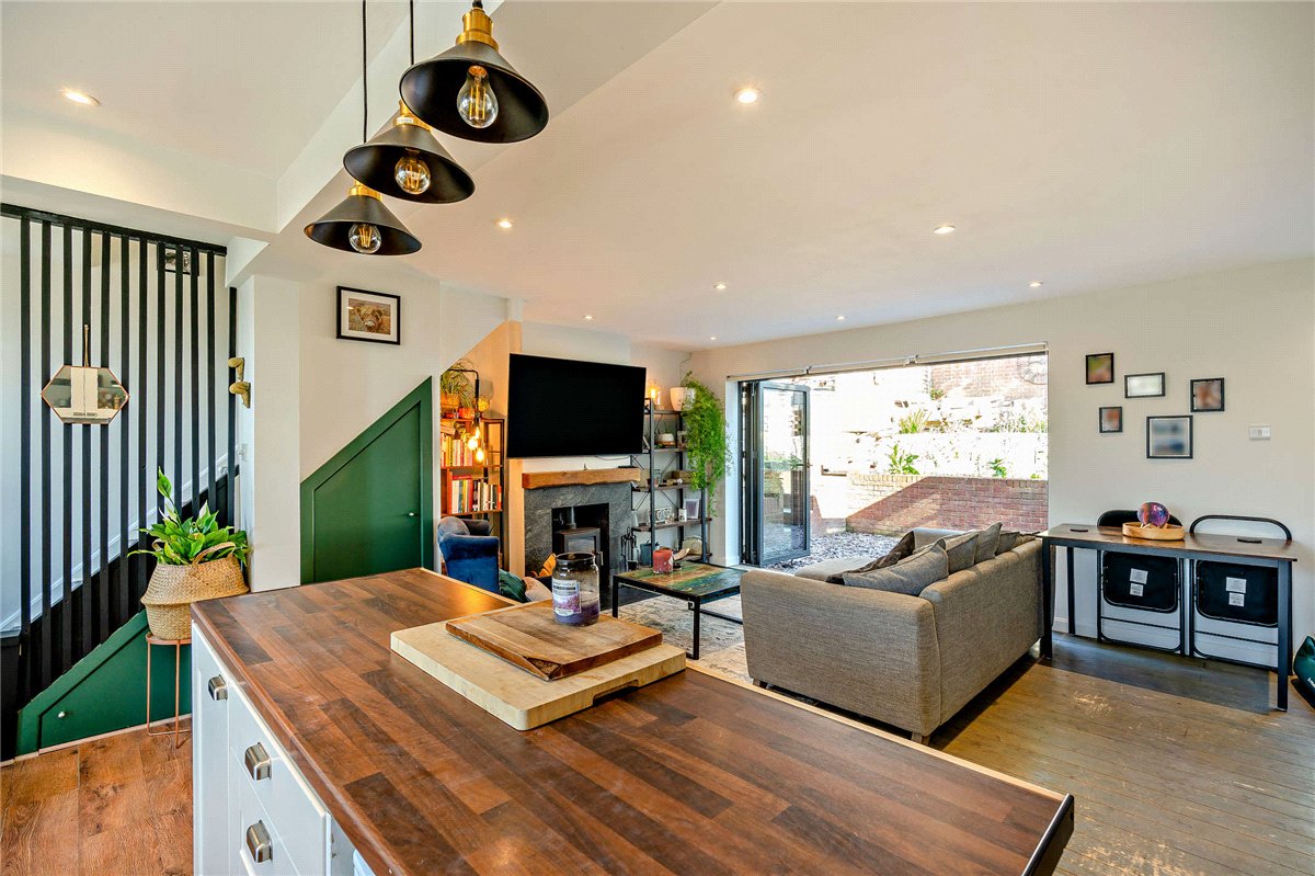 3 bedroom House, Anchor Road, Kingsclere, RG20 - Available, Image 2