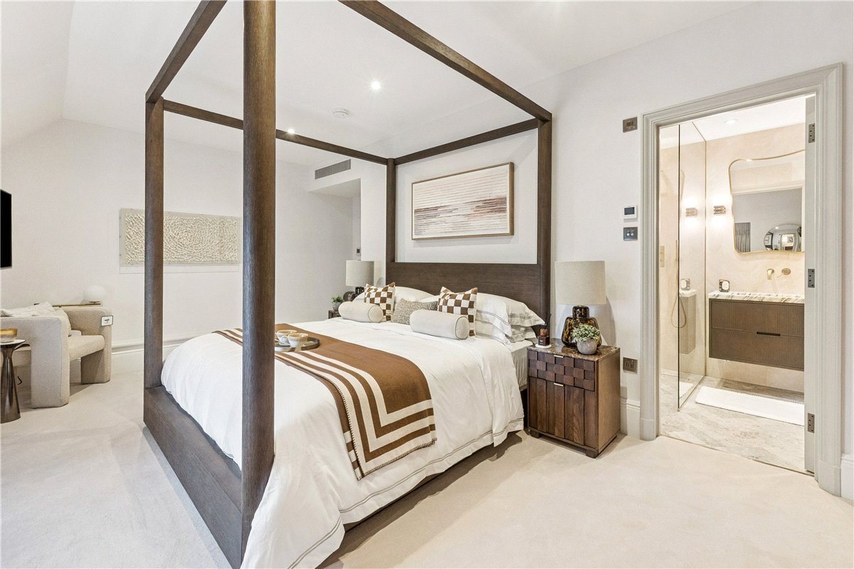 3 bedroom Maisonette, Stratton Street, Mayfair, W1J - Available, Image 15