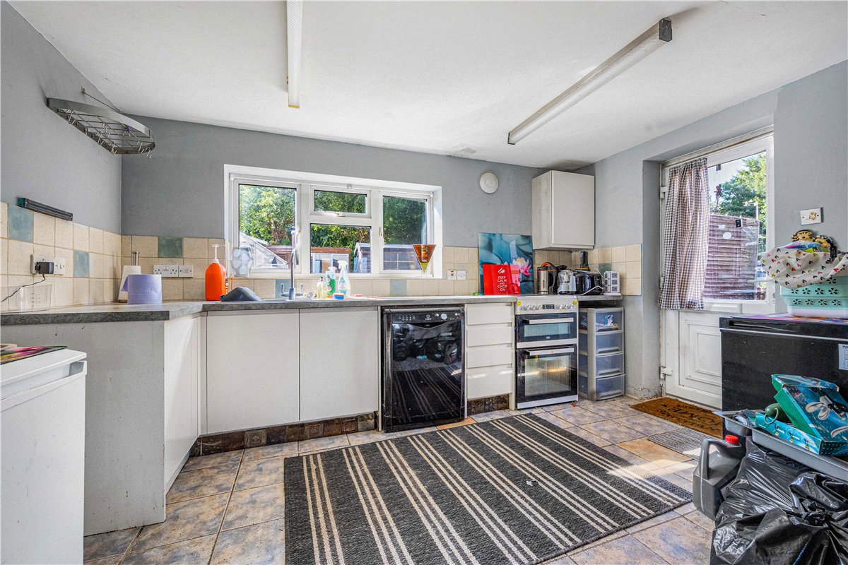 3 bedroom House, Church Street, Great Bedwyn, SN8 - Available, Image 6