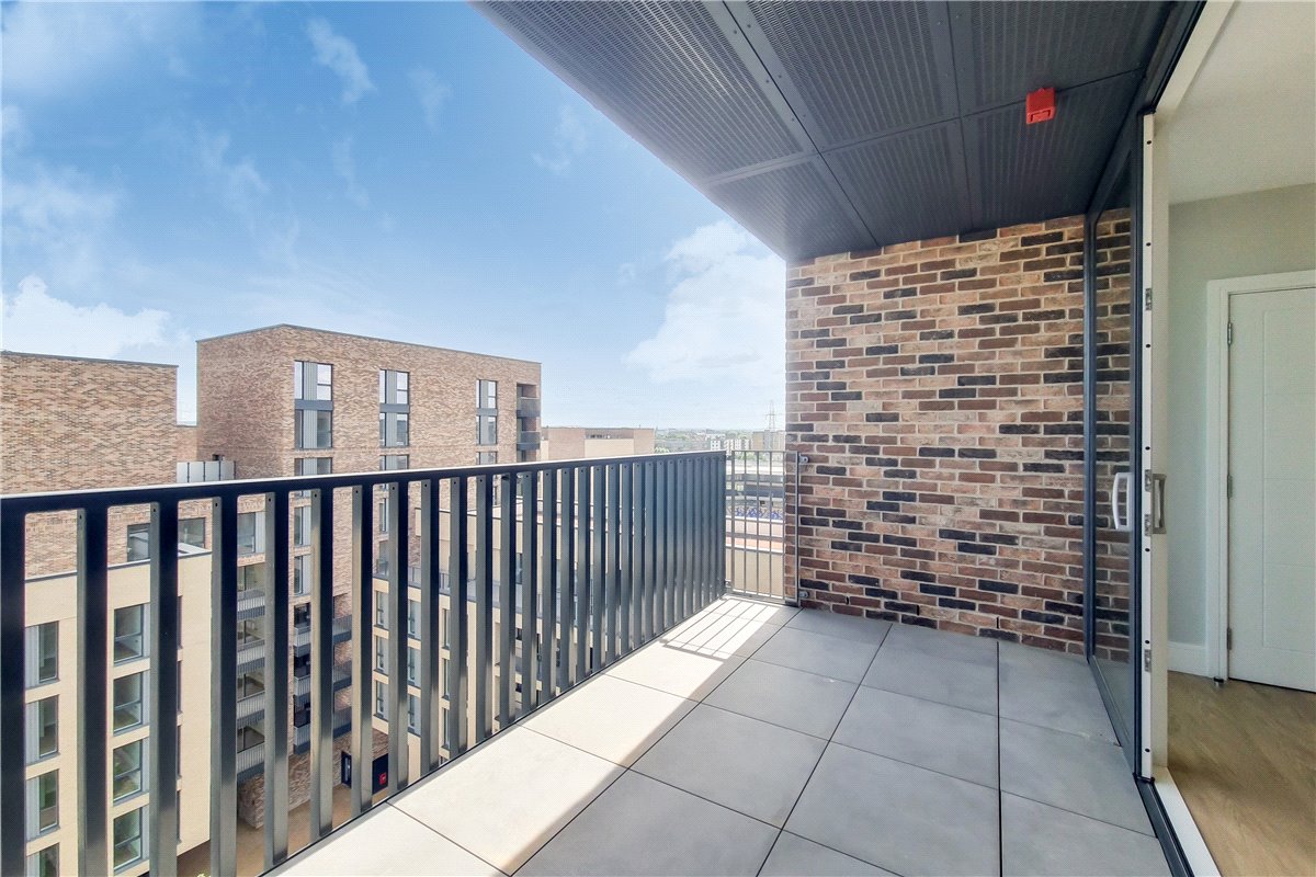 3 bedroom Flat, Greyhound Parade, Wimbledon Grounds, London, SW17 - Available, Image 1