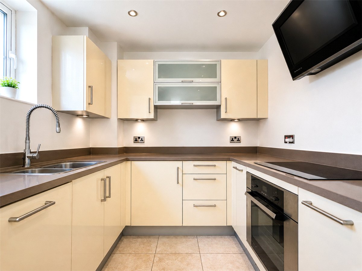 2 bedroom Flat, Fraser Gardens, Winchester, SO22 - , Image 1