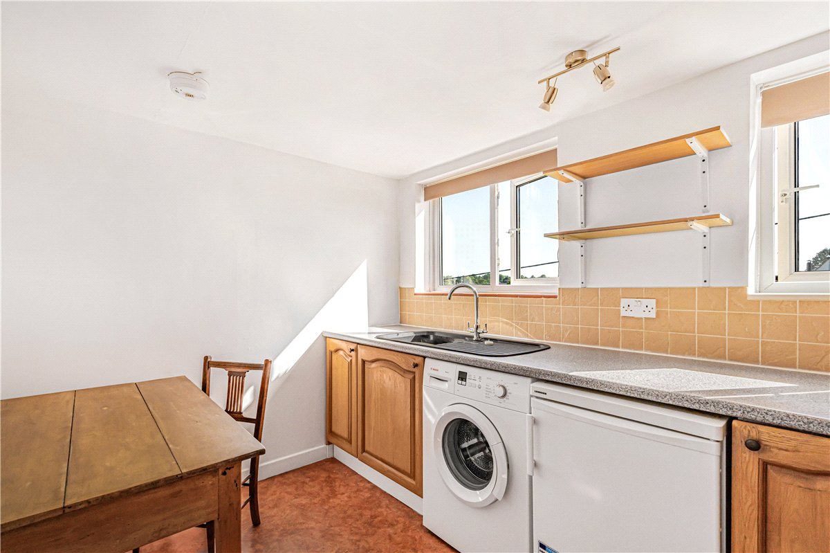 2 bedroom Flat, Manor House, Chapel Lane, OX7 - Available, Image 4