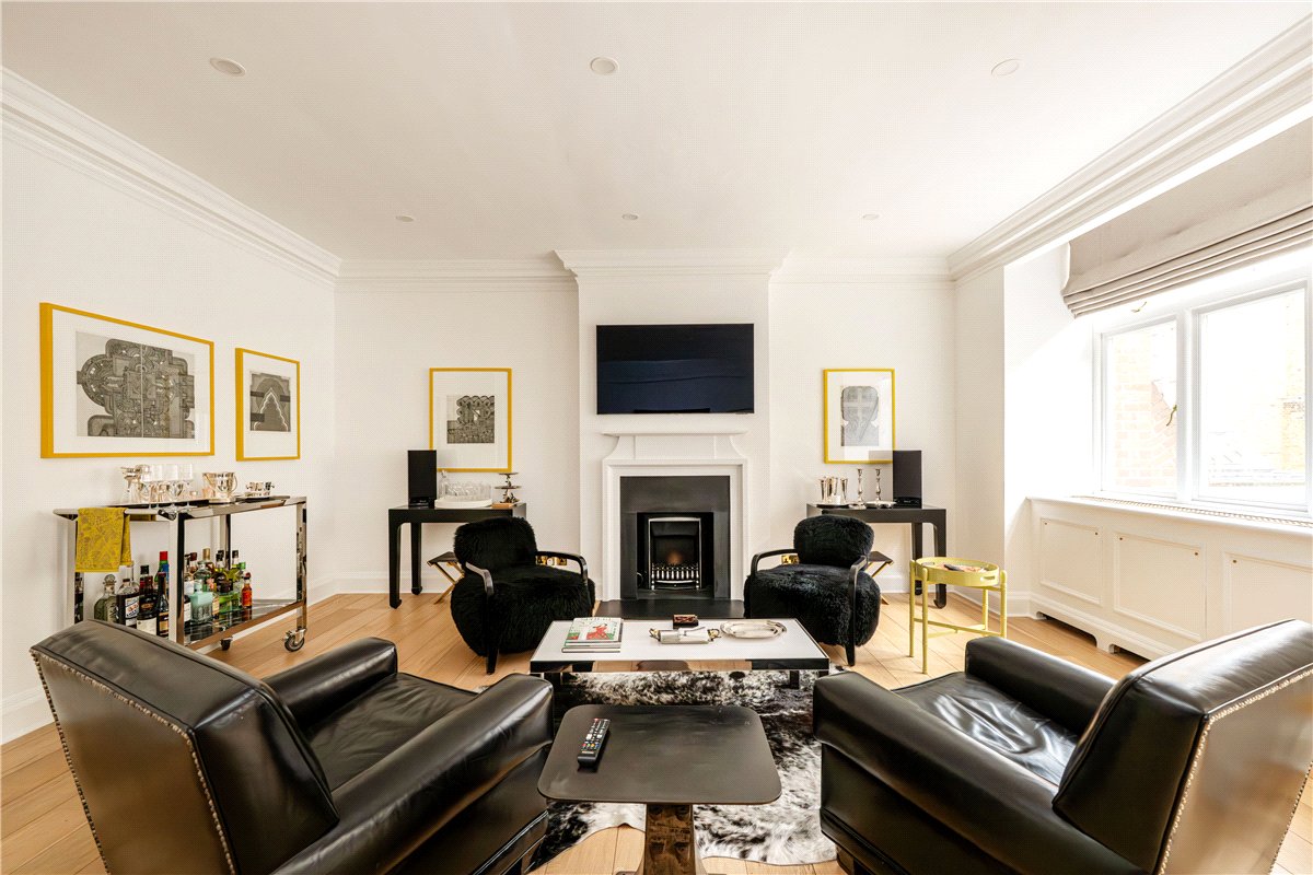 1 bedroom Flat, Woods Mews, Mayfair, W1K - Available