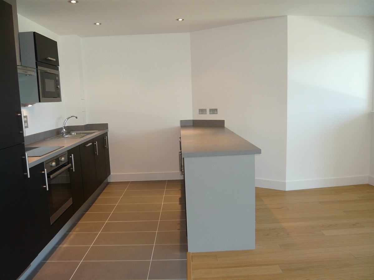 2 bedroom Flat, Park Way, Newbury, RG14 - , Image 2