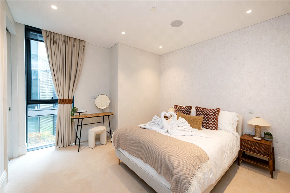 3 bedroom Flat, Cork Street, Mayfair, W1S - Available, Image 16