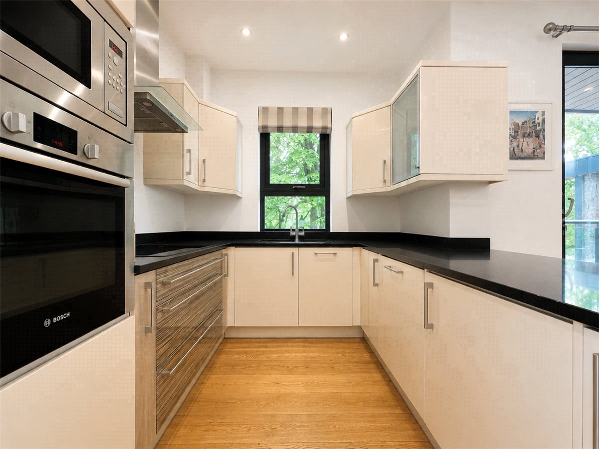 2 bedroom Flat, Sparkford Road, Winchester, SO22 - , Image 2