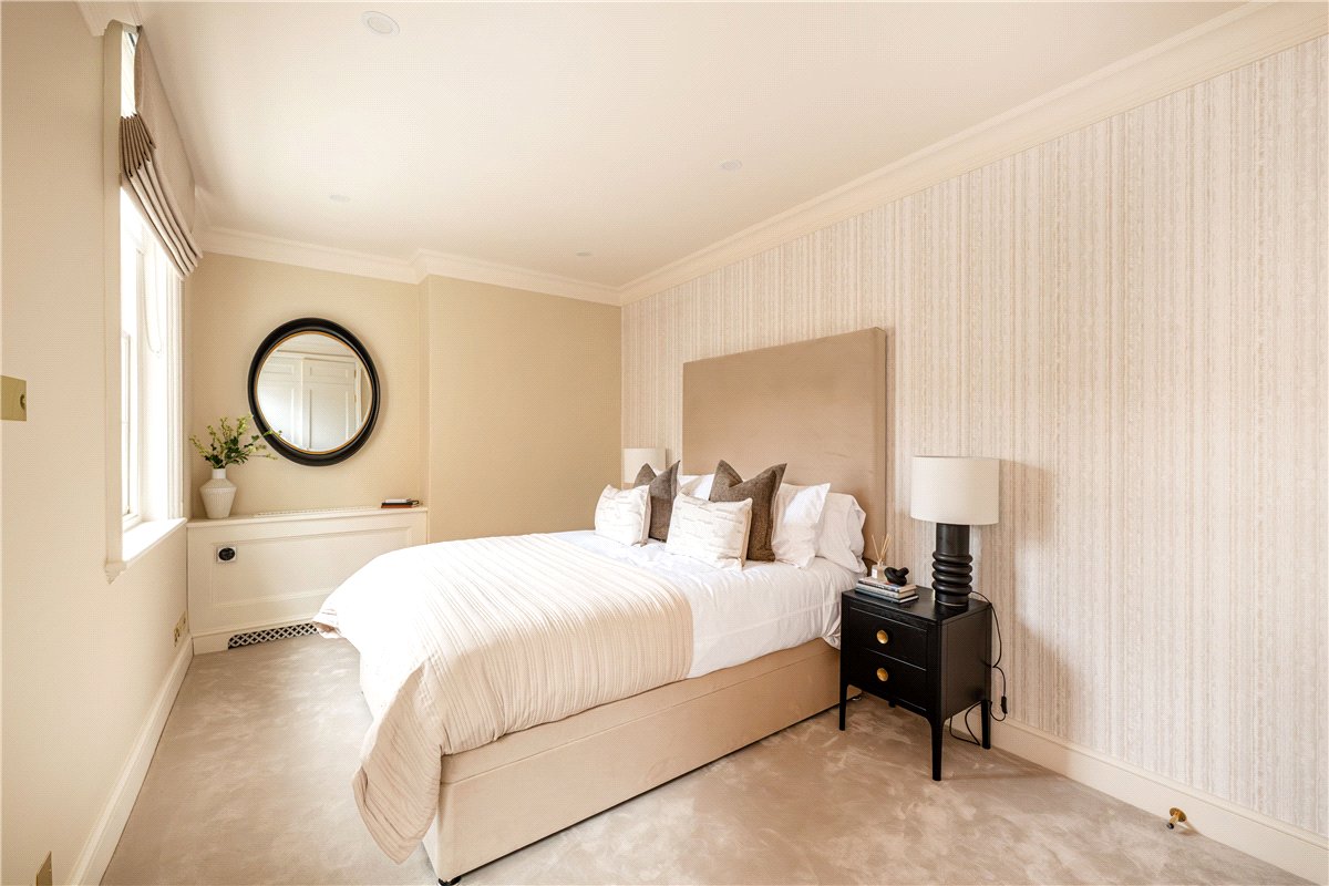 3 bedroom House, Woods Mews, Mayfair, W1K - Available, Image 4