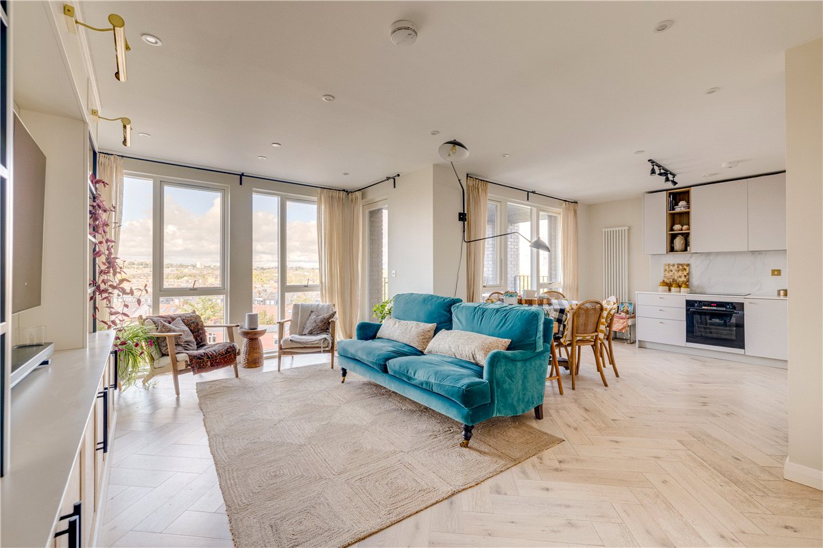 3 bedroom Flat, Ravensbury Terrace, London, SW18 - Available