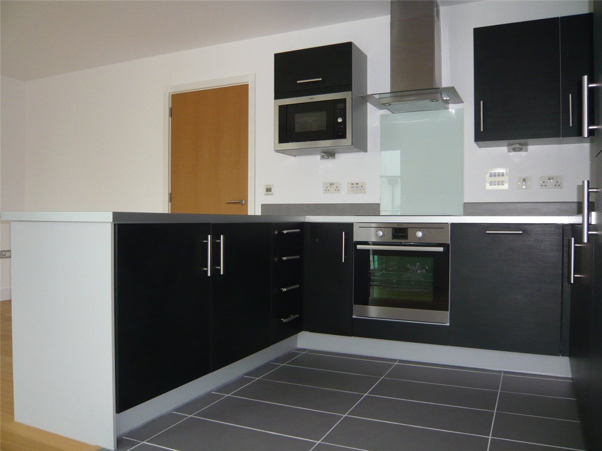 2 bedroom Flat, Park Way, Newbury, RG14 - Let Agreed, Image 2