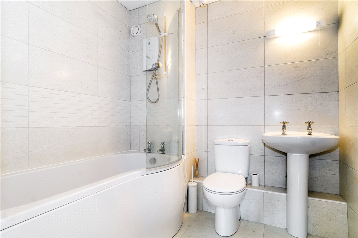 2 bedroom Flat, Old Ford Court, High Street, SN9 - Let Agreed, Image 5