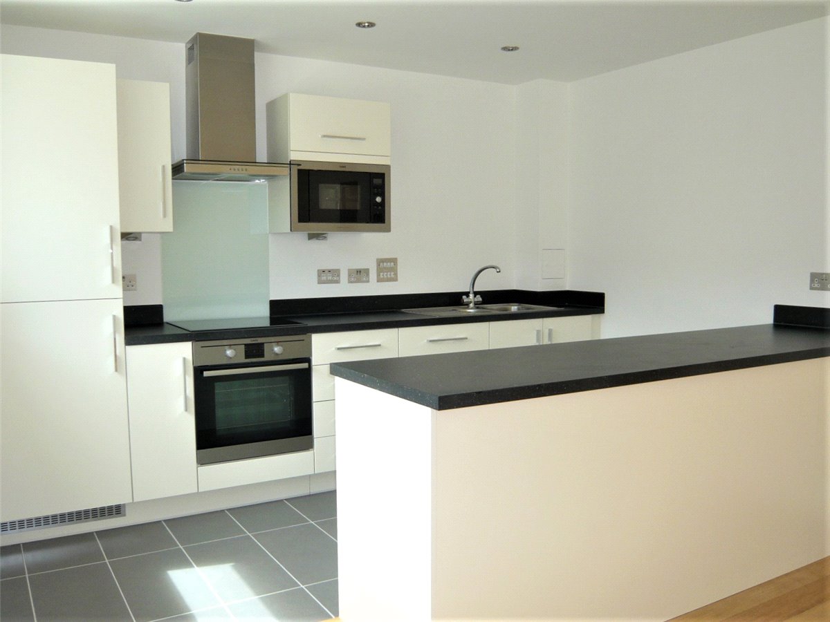 2 bedroom Flat, Park Way, Newbury, RG14 - Available, Image 2