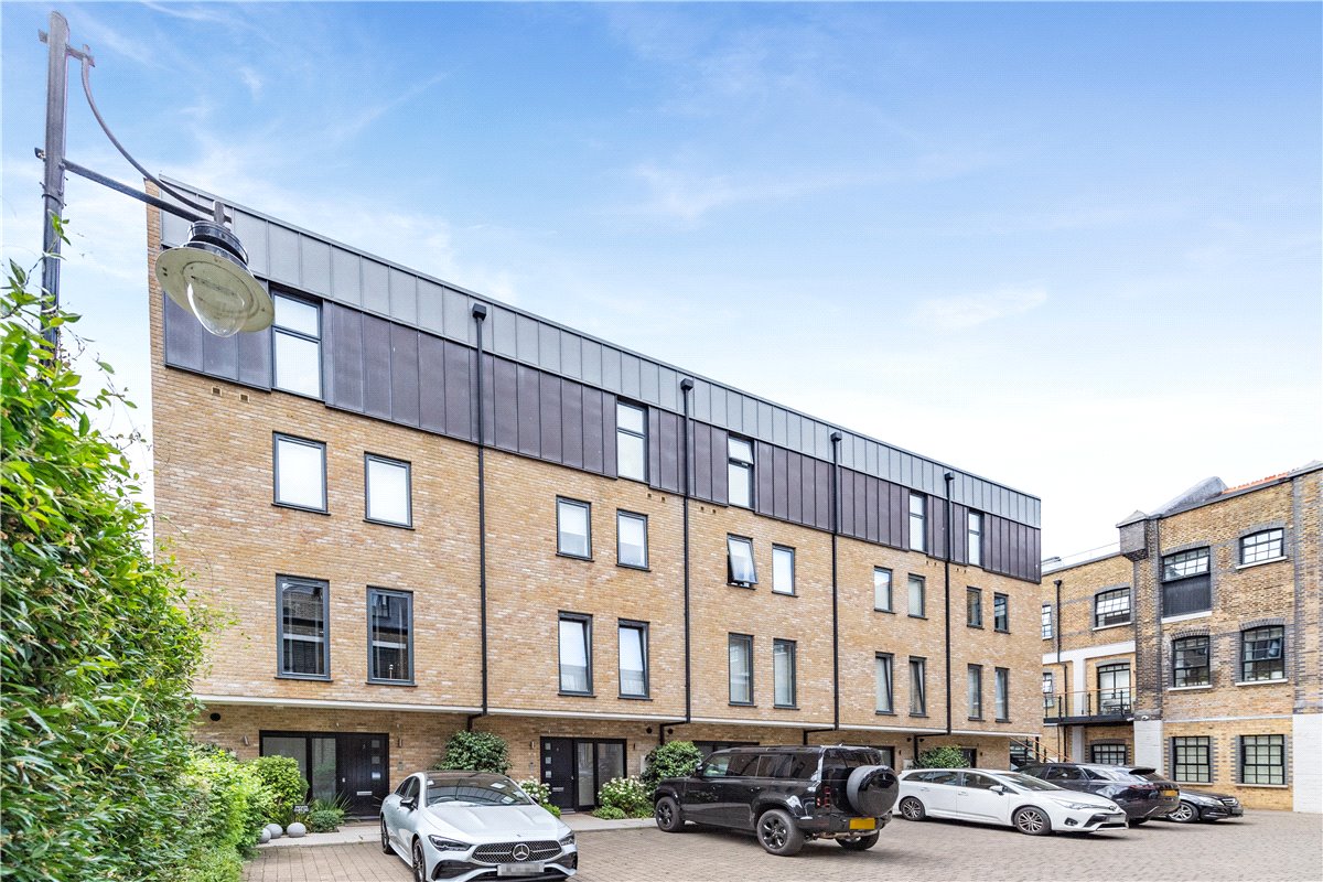 3 bedroom House, Rainville Road, London, W6 - Available