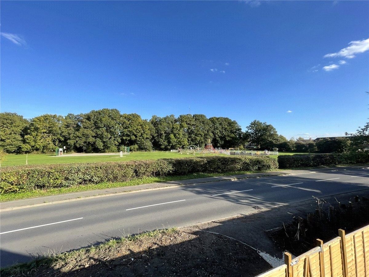 3 bedroom Cottage, Enborne Street, Enborne, RG14 - Available, Image 13