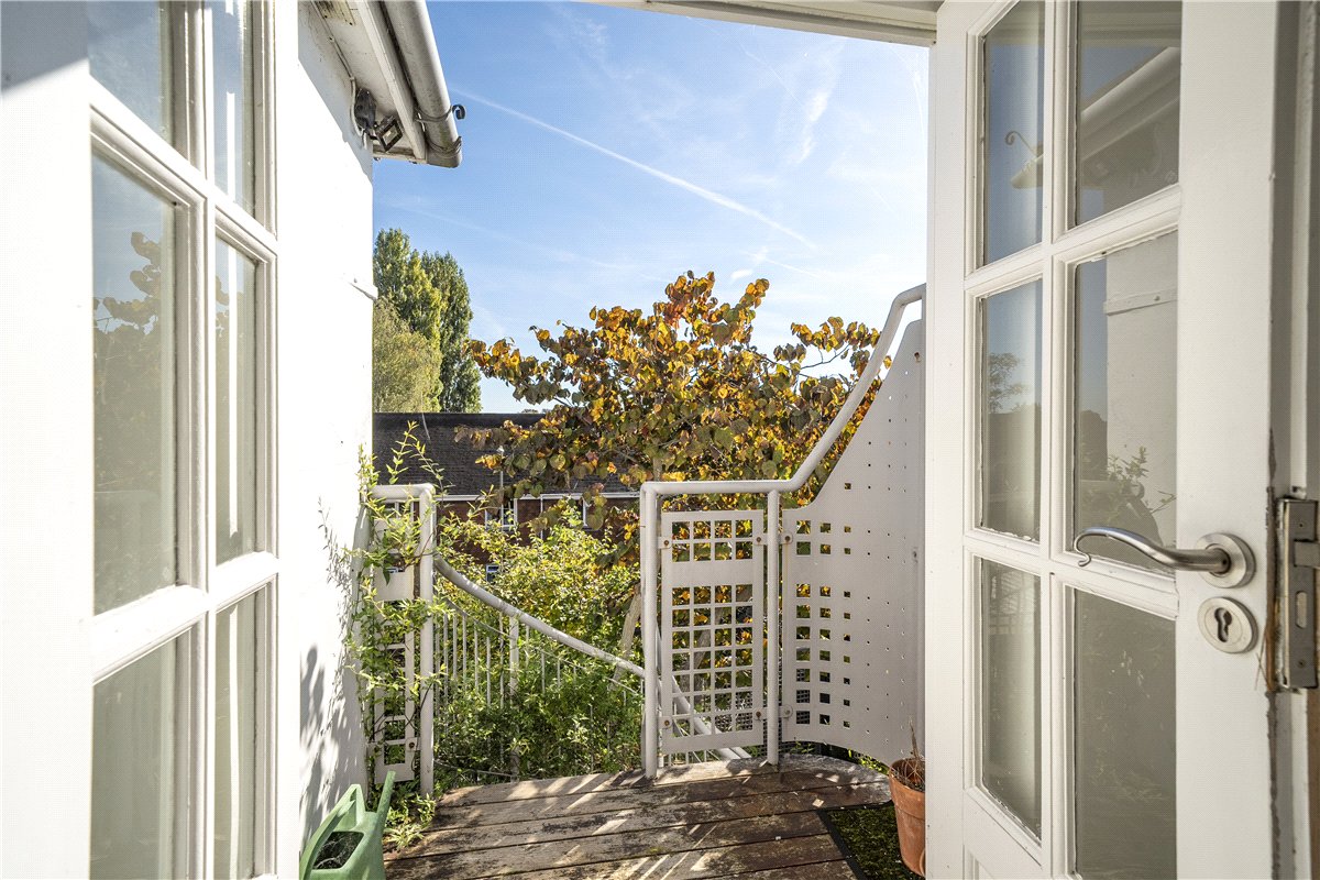 3 bedroom Flat, Hyde Street, Winchester, SO23 - Available, Image 1