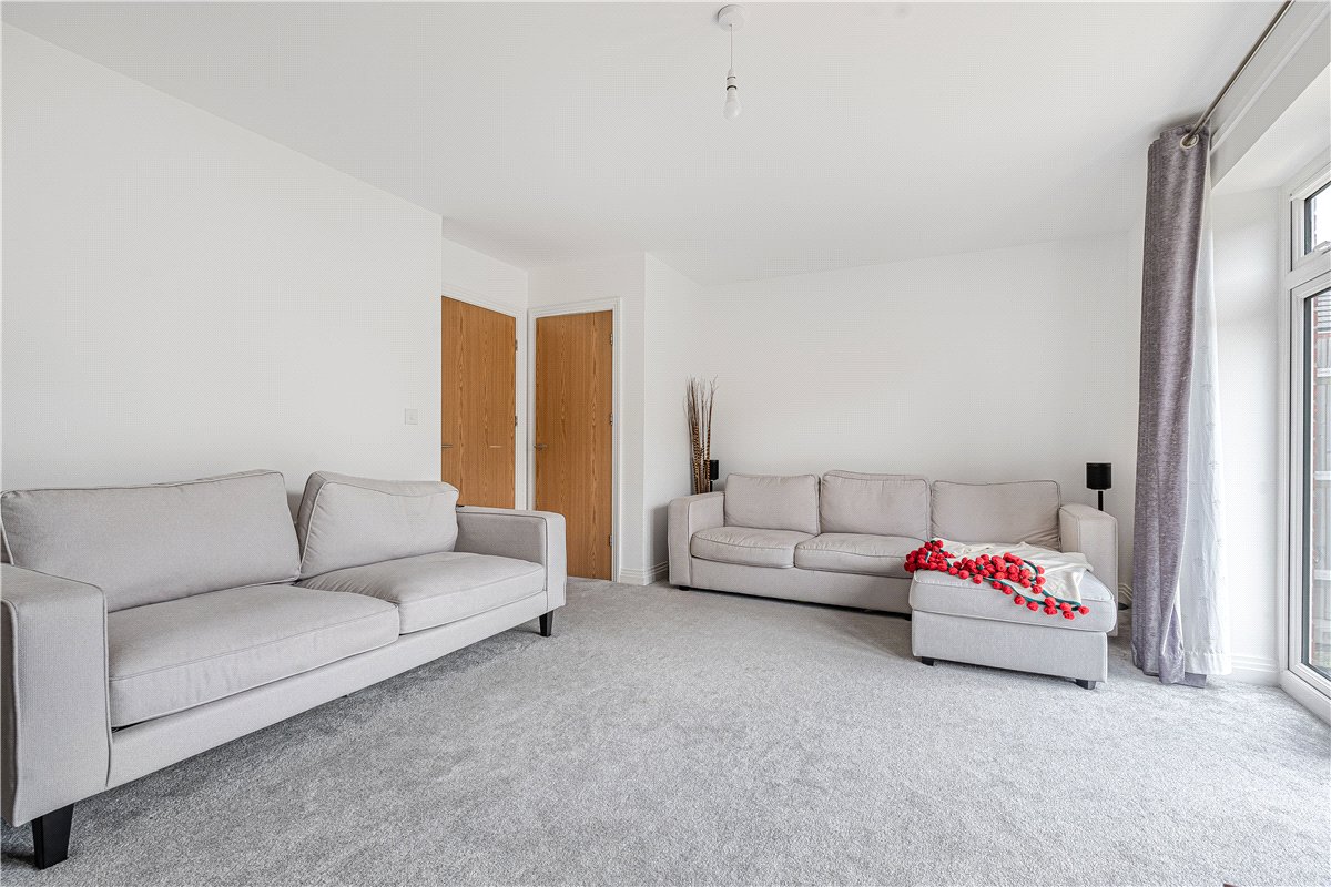 3 bedroom House, Sydney Street, Aylesbury, HP21 - Let Agreed, Image 2