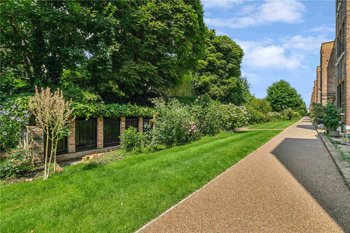 2 bedroom Flat, Bishops Mansions, Stevenage Road, SW6 - Available, Image 3