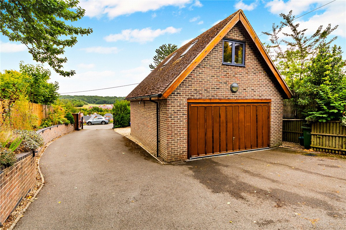 4 bedroom House, Oxford Road, Donnington, RG14 - Available, Image 27