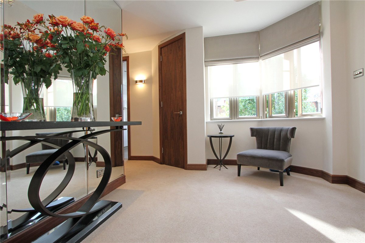 3 bedroom Flat, Tarnbrook Court, 9 Holbein Place, SW1W - Available, Image 3