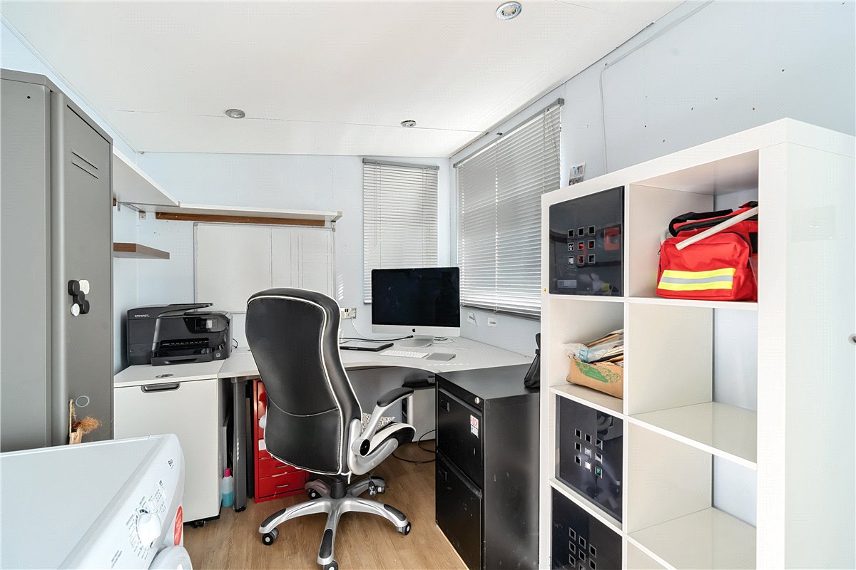 2 bedroom Flat, Dawn Gardens, Winchester, SO22 - Available, Image 7