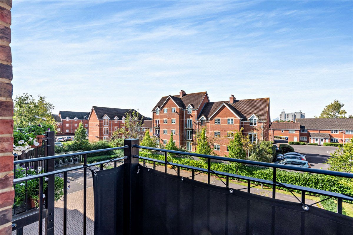 2 bedroom Flat, Carpenters Close, Newbury, RG14 - Available, Image 5