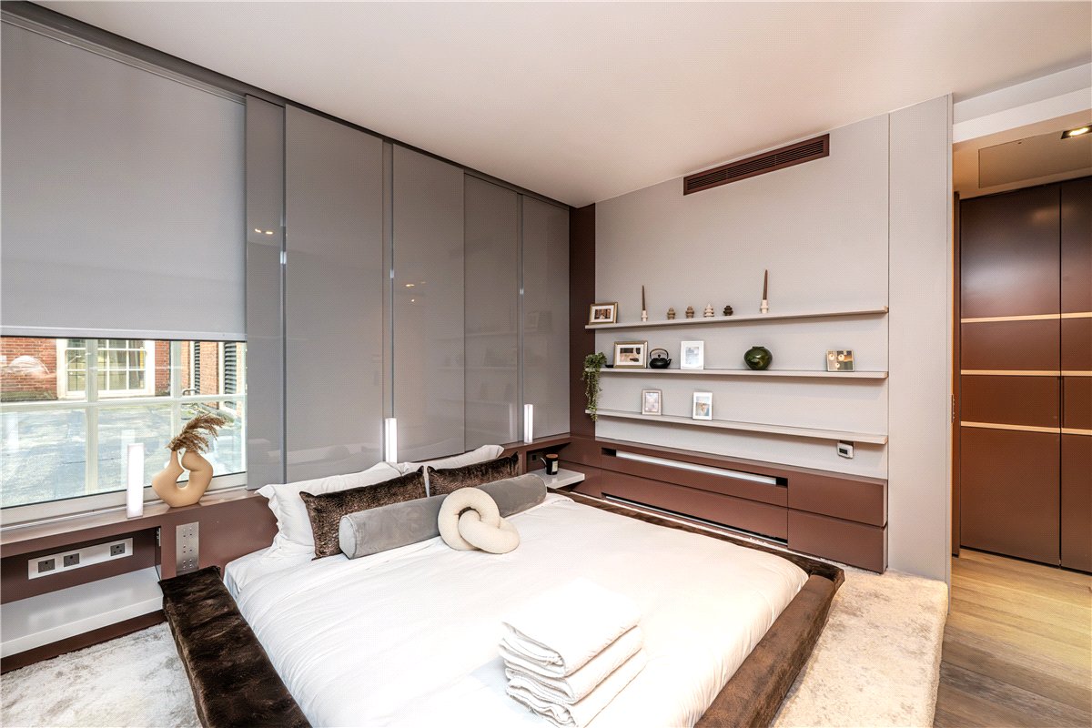 4 bedroom Flat, North Row, Mayfair, W1K - Available, Image 12
