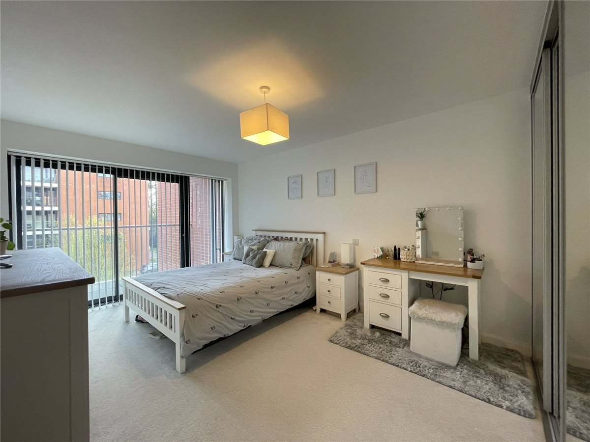 2 bedroom Flat, Racecourse Road, Newbury, RG14 - Available, Image 6