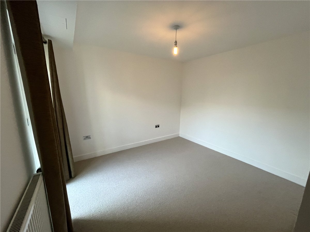 2 bedroom Flat, Park Way, Newbury, RG14 - Let Agreed, Image 2